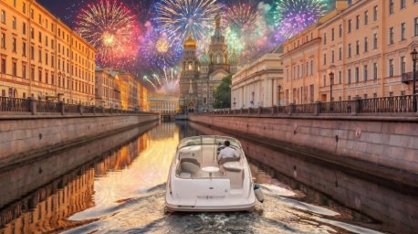 Салют в честь Дня ВМФ: как это выглядит с воды c катера, яхты и теплохода